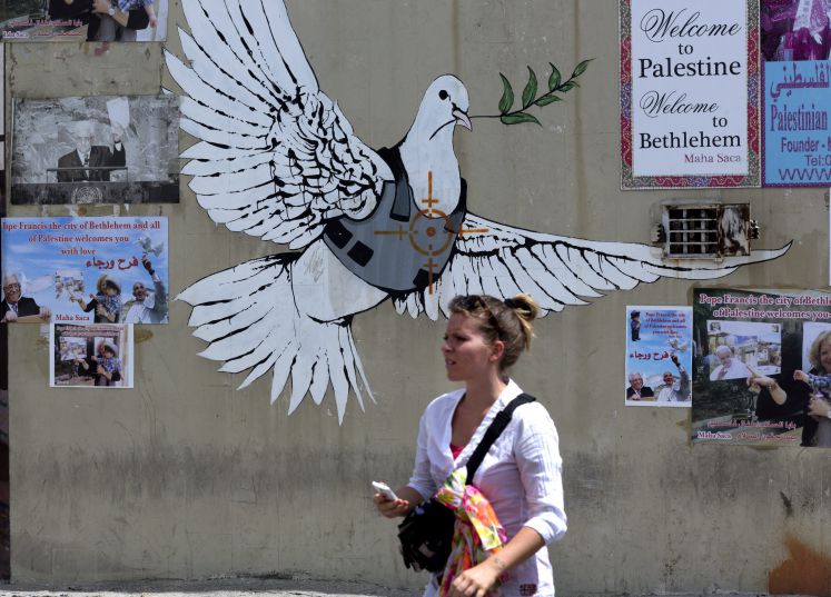 Friedenstaube mit Schutzweste von Street Art-Künstler Banksy