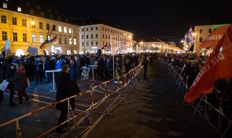 Polizisten stehen in München zwischen Gegendemonstranten und den Anhänger der islamkritischen Bewegung Bagida