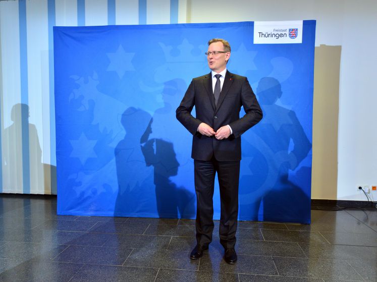 Bodo Ramelow (Die Linke) knöpft sich nach seiner Wahl zum neuen Ministerpräsidenten des Landes Thüringen am 05.12.2014 im Landtag in Erfurt (Thüringen) die Jacke zu
