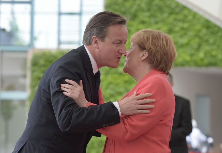Kanzlerin Merkel begrüßt den britischen Premier Cameron
