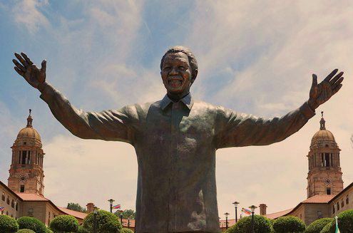 Die Statue von Nelson Mandela mit ausgebreiteten Armen