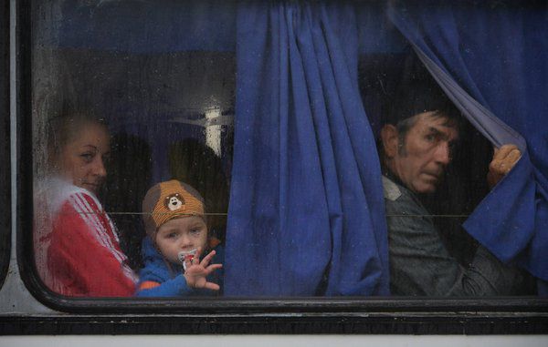 Eine Familie flieht vor den Kämpfen aus Donezk in der Ostukraine nach Russland