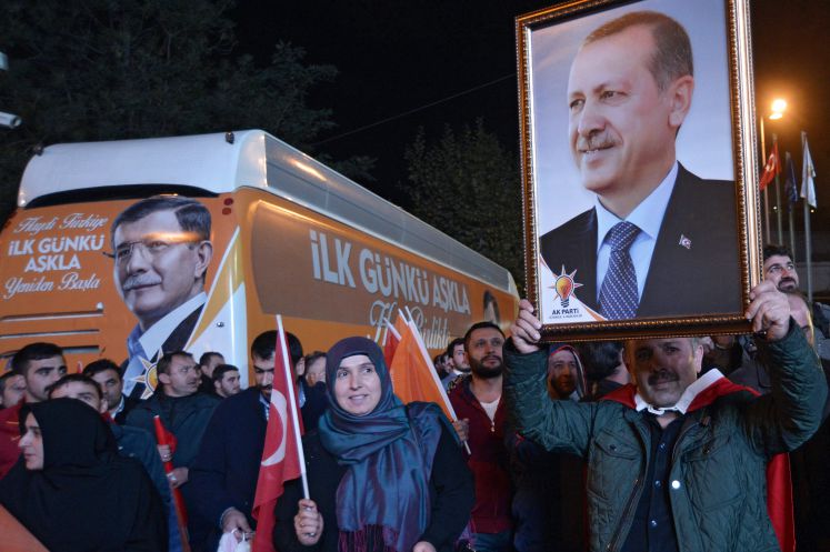 AKP-Anhänger feiern ihre Wahlsieger