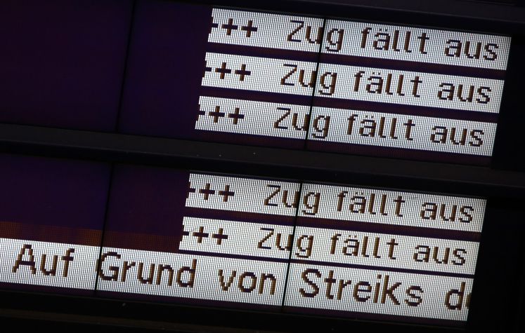 Display zeigt an, dass Züge wegen GDL-Streik ausfallen