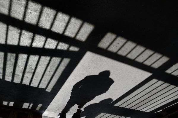Der Schatten eines Mannes in einem Gefängnis. Der Justizirrtum Harry Wörz