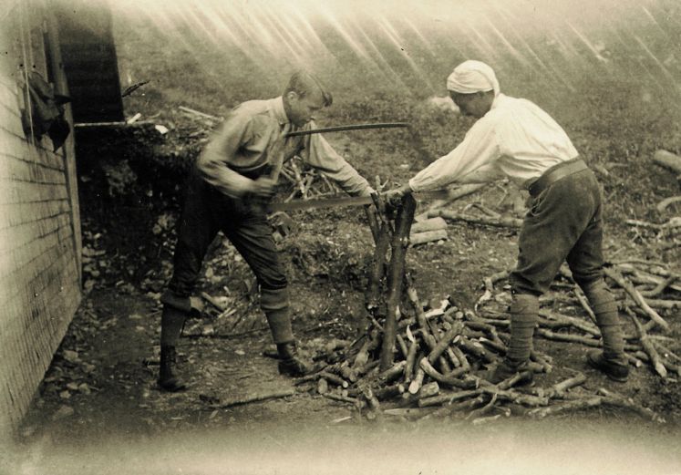 Martin Heidegger (r) und Hans-Georg Gadamer, die vor der Berghütte Heideggers in Todtnauberg Holz zersägen (1923)