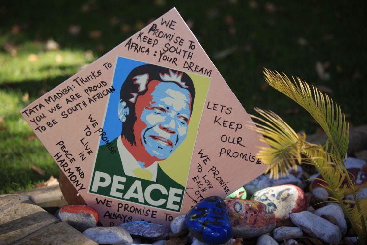 Karte für Nelson Mandela zwischen bunten Steinen