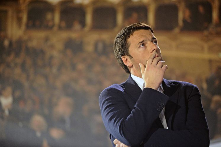 Matteo Renzi blickt verträumt nach oben