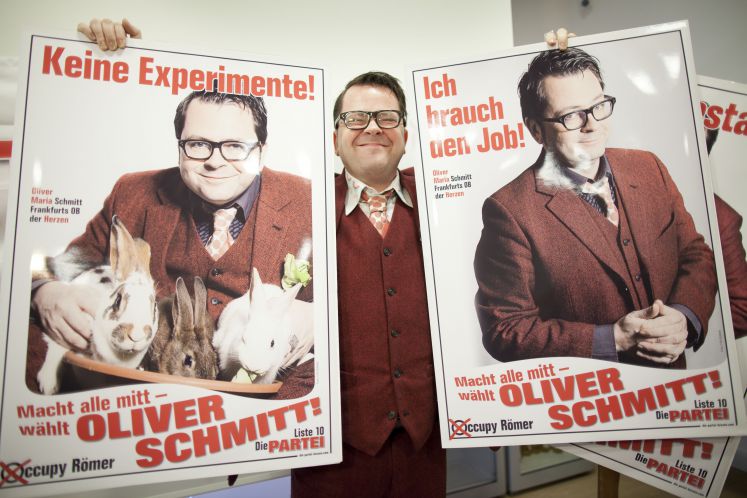 2012: OB-Kandidat Schmitt präsentiert seine Wahlkampfplakate