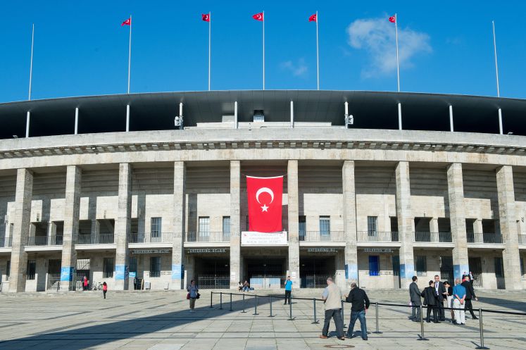 Das Berliner Olympiastadion unter türkischer Flagge