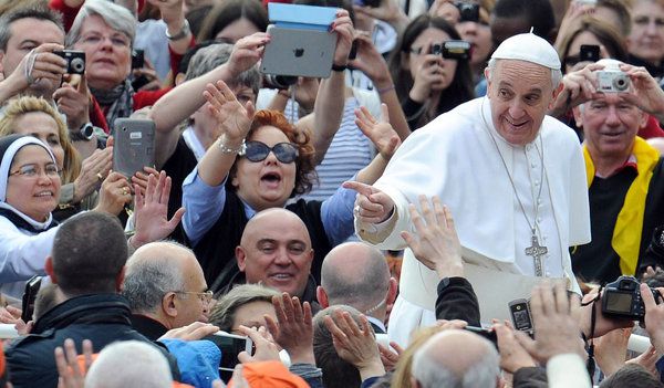 Papst Franziskus nimmt ein Bad in der Menge