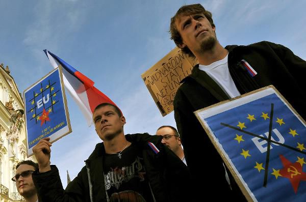 Rund zwei Drittel der Tschechen sehen die EU-Mitgliedschaft kritisch. In der Slowakei dagegen herrscht EUphorie.