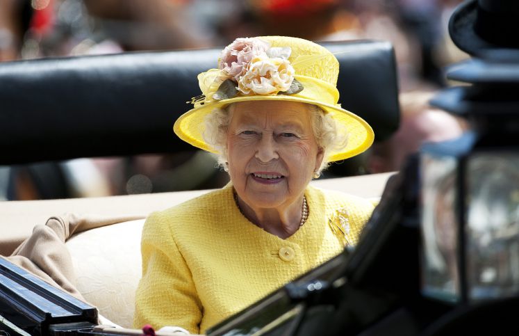 Hat dem Ansehensverfall von Banken, Medien, Kirchen und Politik getrotzt: Queen Elizabeth II. (89)