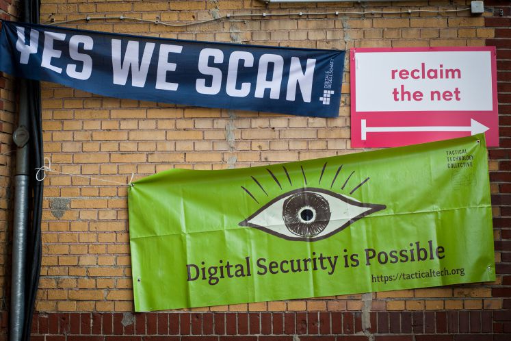 "Yes we Scan" und "Digital Security is Possible": Transparente der Digitalen Gesellschaft und anderer Aktivisten bei der re:publica