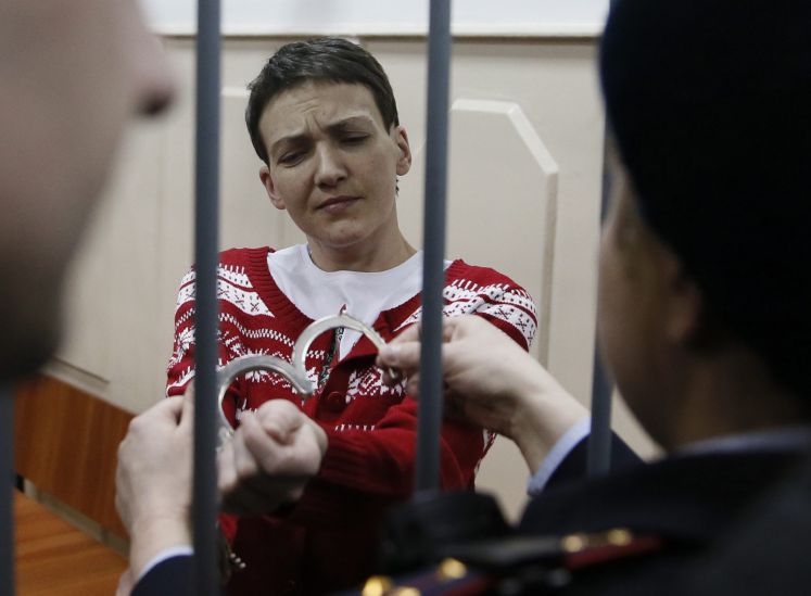Die ukrainische Soldatin Nadeschda Sawtschenko muss wegen Beihilfe zum Mord an einem Journalisten für 22 Jahre ins Gefängnis.