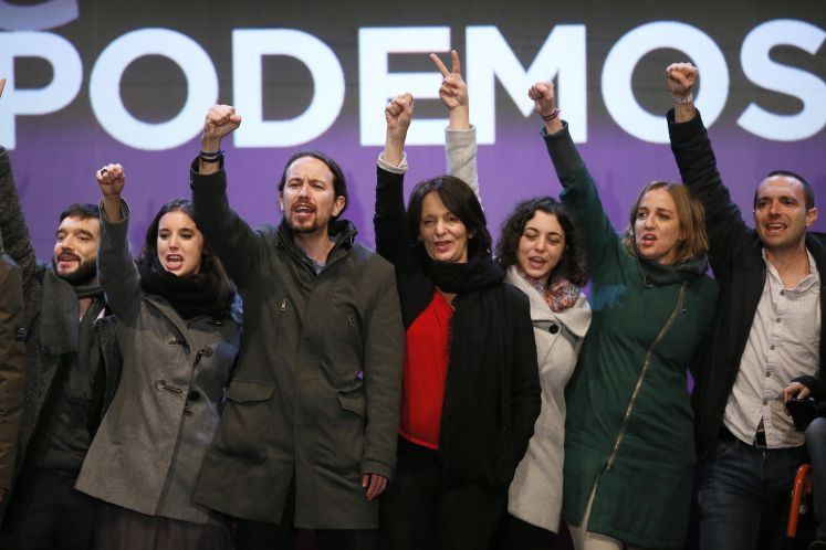 Podemos-Chef Pablo Iglesias (3.v.l.) feiert mit seinen Anhängern den Einzug ins spanische Parlament