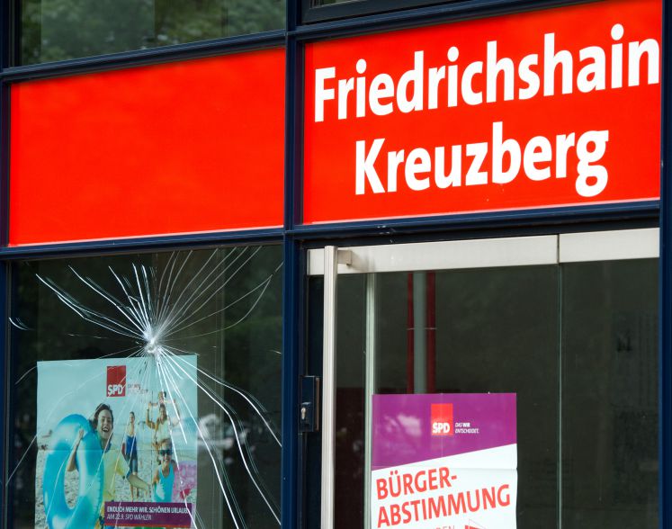 Eingeschlagene Fensterscheibe und Logo der SPD in Friedrichshain-Kreuzberg