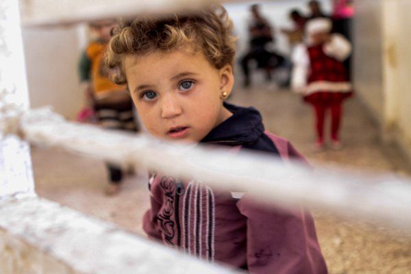 Ein syrisches Flüchtlingskind an der Grenze zum Irak: Lässt uns das kalt?