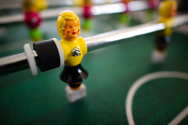 Eine schwarz-gelbe Spielfigur im Tischfußball