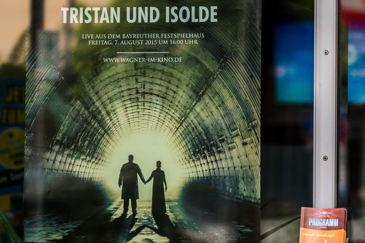 Ein Plakat mit der Aufschrift "Tristan und Isolde" ist in Bayreuth zu sehen. Am 25. Juli findet die Eröffnungspremiere «Tristan und Isolde» der Bayreuther Festspiele statt