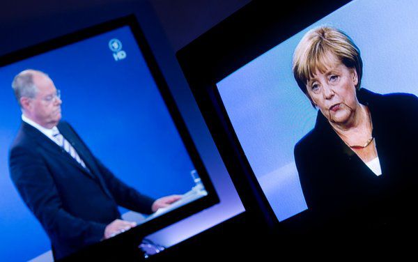 Bundeskanzlerin Angela Merkel (CDU) und der SPD-Spitzenkandidat Peer Steinbrück sind auf TV-Bildschirmen zu sehen
