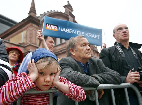 Bürger verfolgen 2009 in Erfurt die Wahlkampfveranstaltung von Bundeskanzlerin Angela Merkel