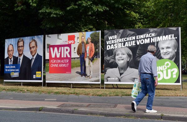 Ein Mann geht an den Wahlplakaten der Parteien FDP (l-r), SPD und Bündnis 90/Die Grünen in Gelsenkirchen (Nordrhein-Westfalen) an einer Straße vorbei
