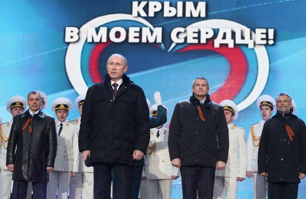 Putin und Marine-Soldaten vor einem Plakat "Krim in meinem Herzen"