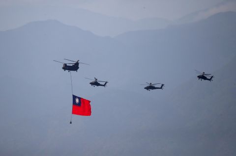 Flugmanöver von Militärhubschraubern vor den Feierlichkeiten zum taiwanesischen Nationalfeiertag am 10. Oktober 2021