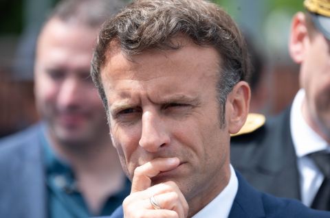 Emmanuel Macron legt grübelnd den Finger auf den Mund 