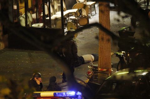 Szene vor dem Pariser Club Bataclan beim Terroranschlag von 2015