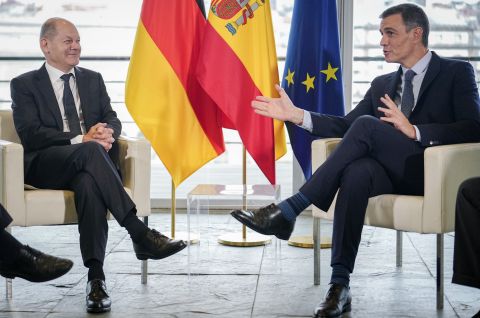 Pedro Sánchez (r), Ministerpräsident von Spanien, empfängt Bundeskanzler Olaf Scholz (SPD)