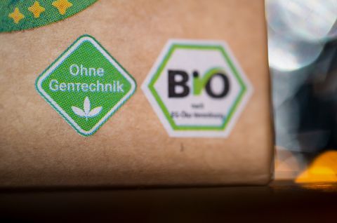 Das Logo „Ohne Gentechnik“ und das Deutsche Bio-Siegel sind auf einer Lebensmittelverpackung.