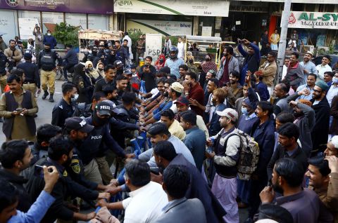 Demonstranten und Polizei in Pakistan