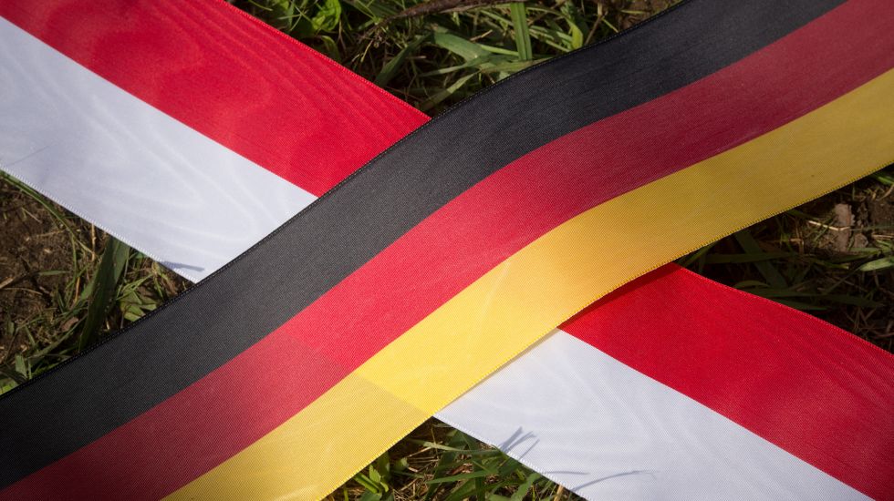 Zwei Bänder in den Nationalfarben von Deutschland und Polen