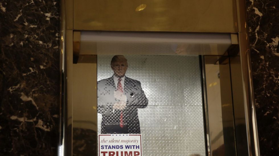 Wahlplakat für Donald Trump im Aufzug des Trump Tower in New York