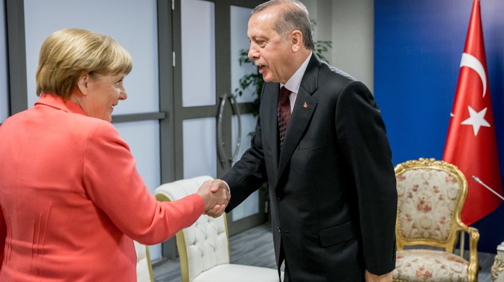 Angela Merkel gibt Reccep Tayyeb Erdogan während eines UN-Hilfsgipfels in Istanbul die Hand