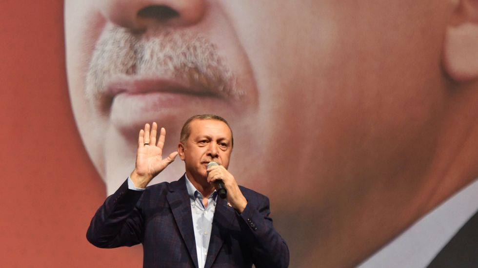 Erdogan vor seinem überlebensgroßen Selbstbildnis
