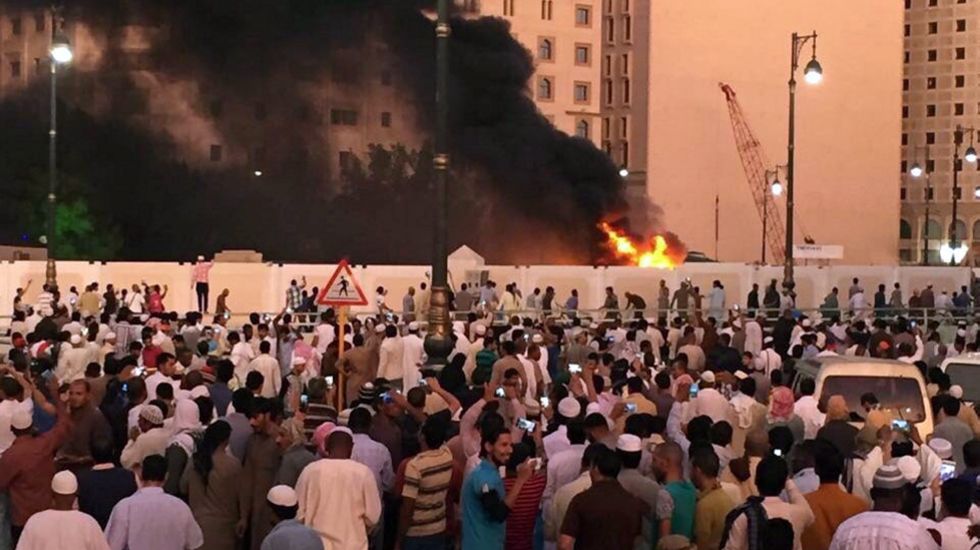 Feuer und schwarzer Rauch steigen an der Stelle auf, wo sich ein Selbstmordattentäter am 04. Juli 2016 nahe der Prophetenmoschee in Medina in die Luft sprengte