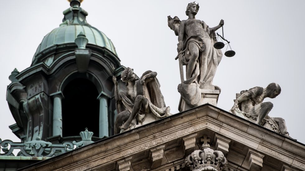 Die Justitia schmückt das Dach des Justizpalastes in München