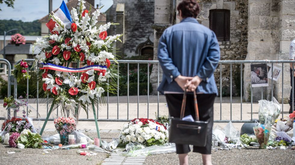 Gedenken an den in einem Terroranschlag ermordeten Priester im französischen Saint-Etienne-du-Rouvray nahe Rouen