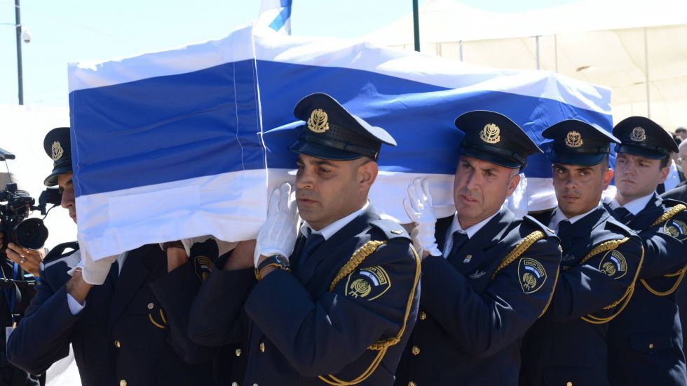 Israelische Soldaten tragen den Sarg von Shimon Peres