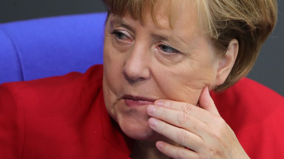Bundeskanzlerin Angela Merkel (CDU) verfolgt in Berlin im Bundestag eine Debatte