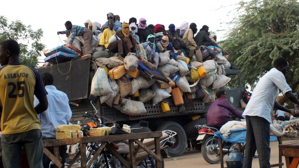 Flüchtlinge auf einem überladenen Truck in Afrika.
