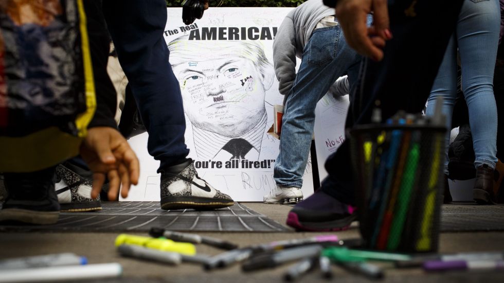 Ein Plakat zeigt Donald Trump mit einem Hitlerbärtchen