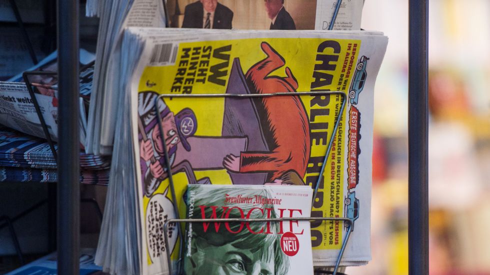 Deutsche Charlie-Hebdo-Ausgabe in einem Zeitungsstand