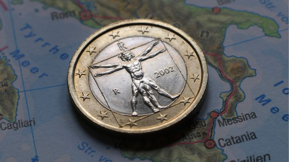 Eine italienische Euromünze auf der Landkarte Italiens. 
