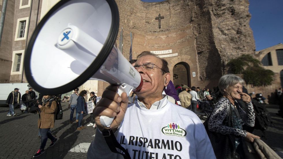 Ein Mann mit einem Megafon protestiert gegen die Verfassungsreform von Italiens Ministerpräsident Renzi