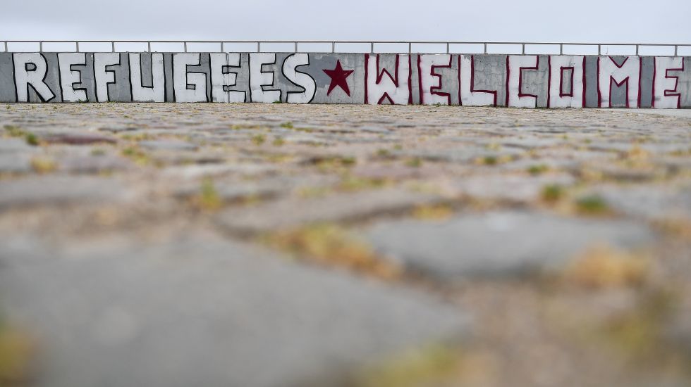 Refugees Welcome-Schriftzug auf einer Mauer