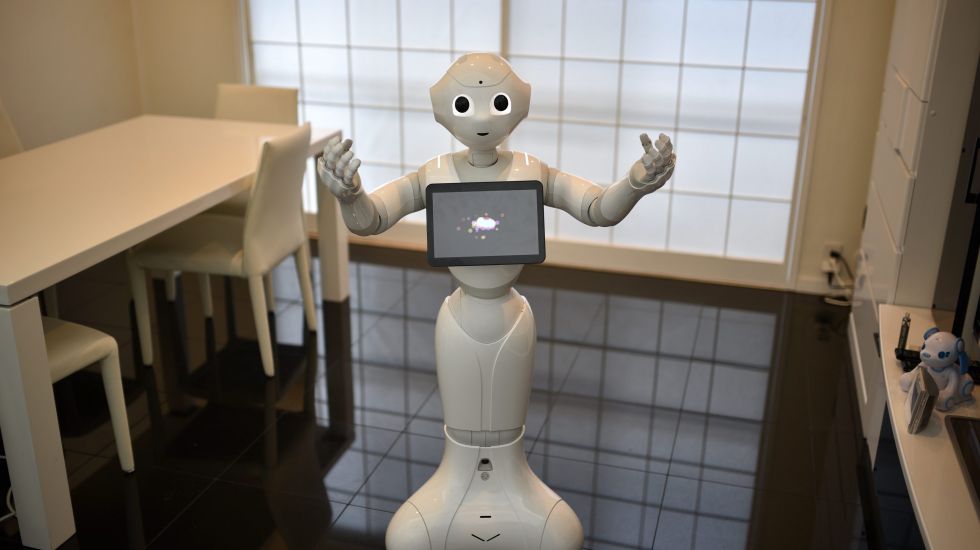 Der humanoide Roboter Pepper singt ein Lied  in Tokio, Japan